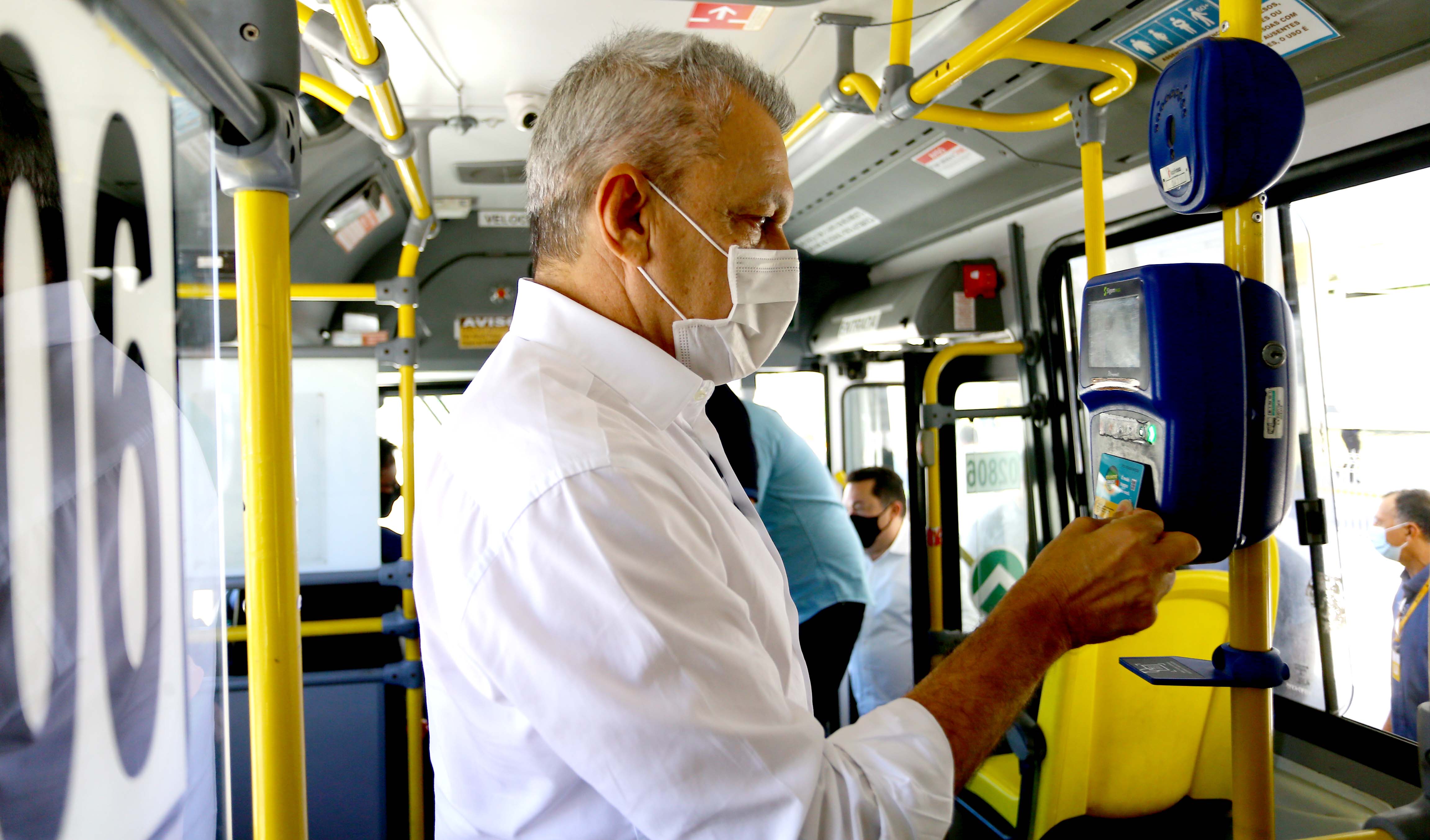 sarto passa o cartão do bilhete único na catraca de um ônibus 